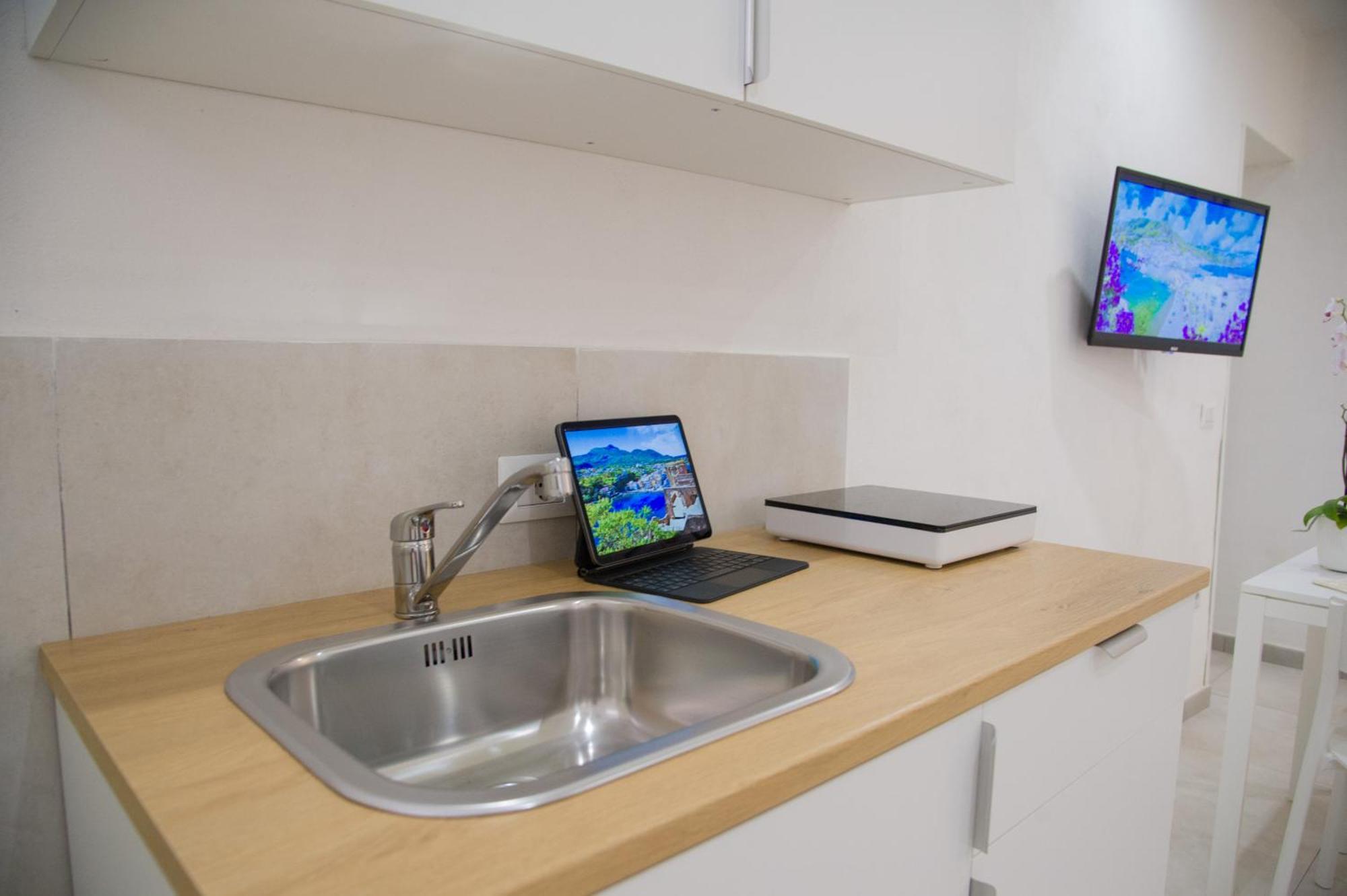 Golfo Di Napoli, Metro-taxi Apartment *